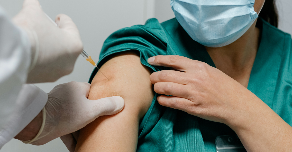 Testes Para COVID-19 Continuarão Necessários Mesmo Após Vacina